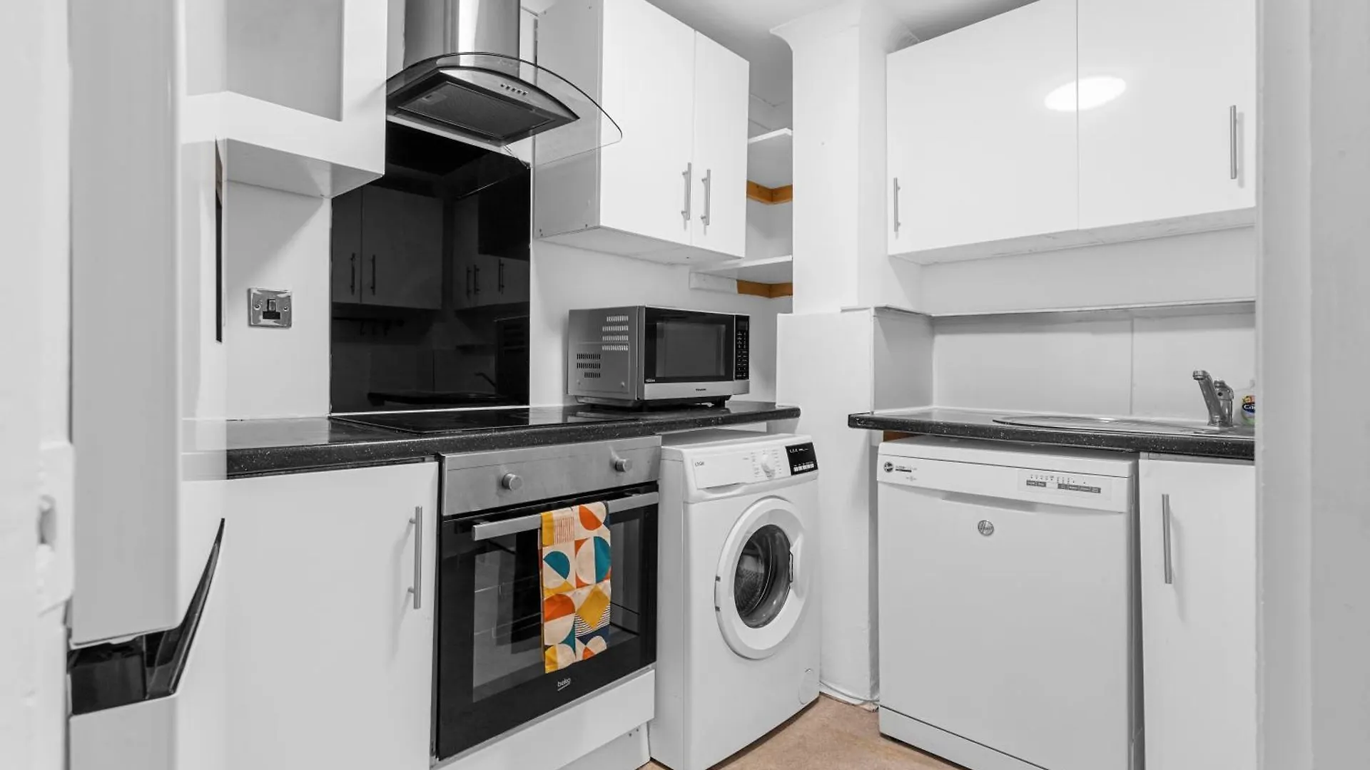 Apartment Stylish 3-Bed Smart Tv & Lake Views 5Min To Tube London