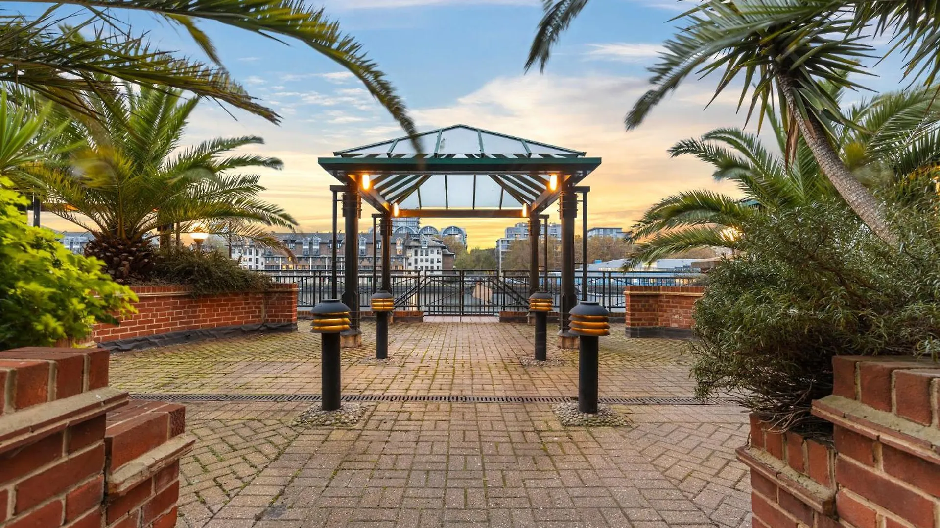 Stylish 3-Bed Smart Tv & Lake Views 5Min To Tube London United Kingdom