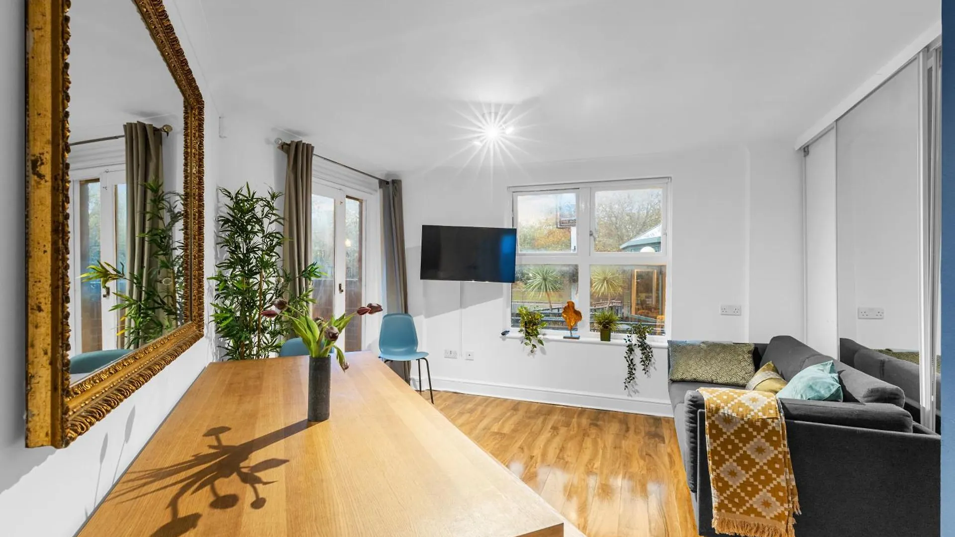 Stylish 3-Bed Smart Tv & Lake Views 5Min To Tube London 0*,  United Kingdom