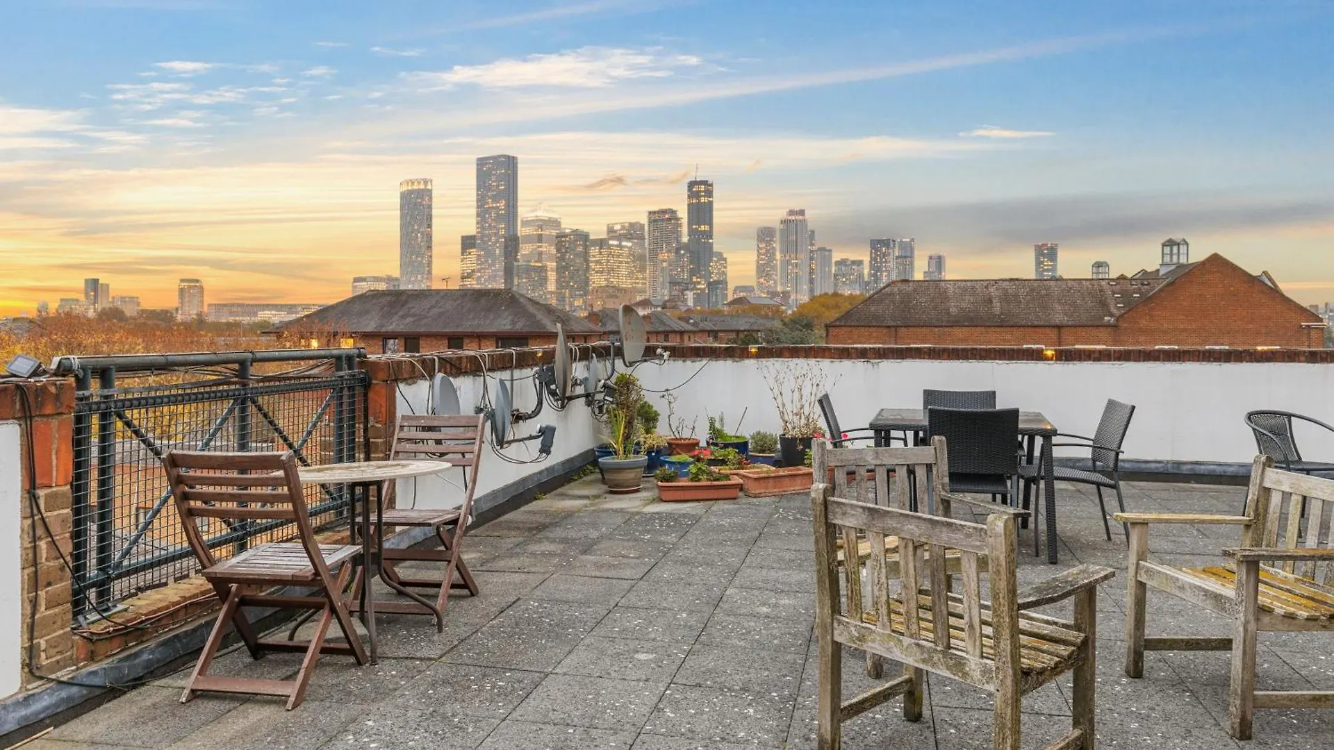 Stylish 3-Bed Smart Tv & Lake Views 5Min To Tube London