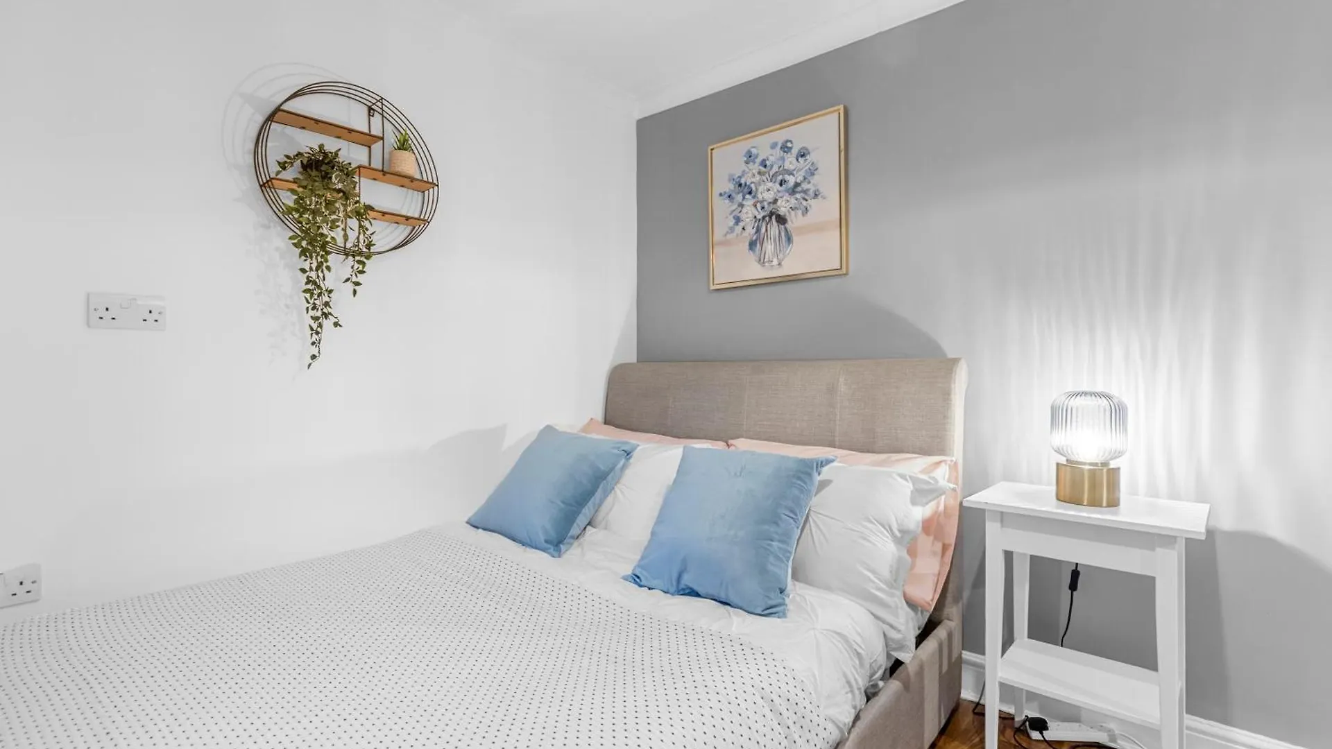 Stylish 3-Bed Smart Tv & Lake Views 5Min To Tube London Apartment