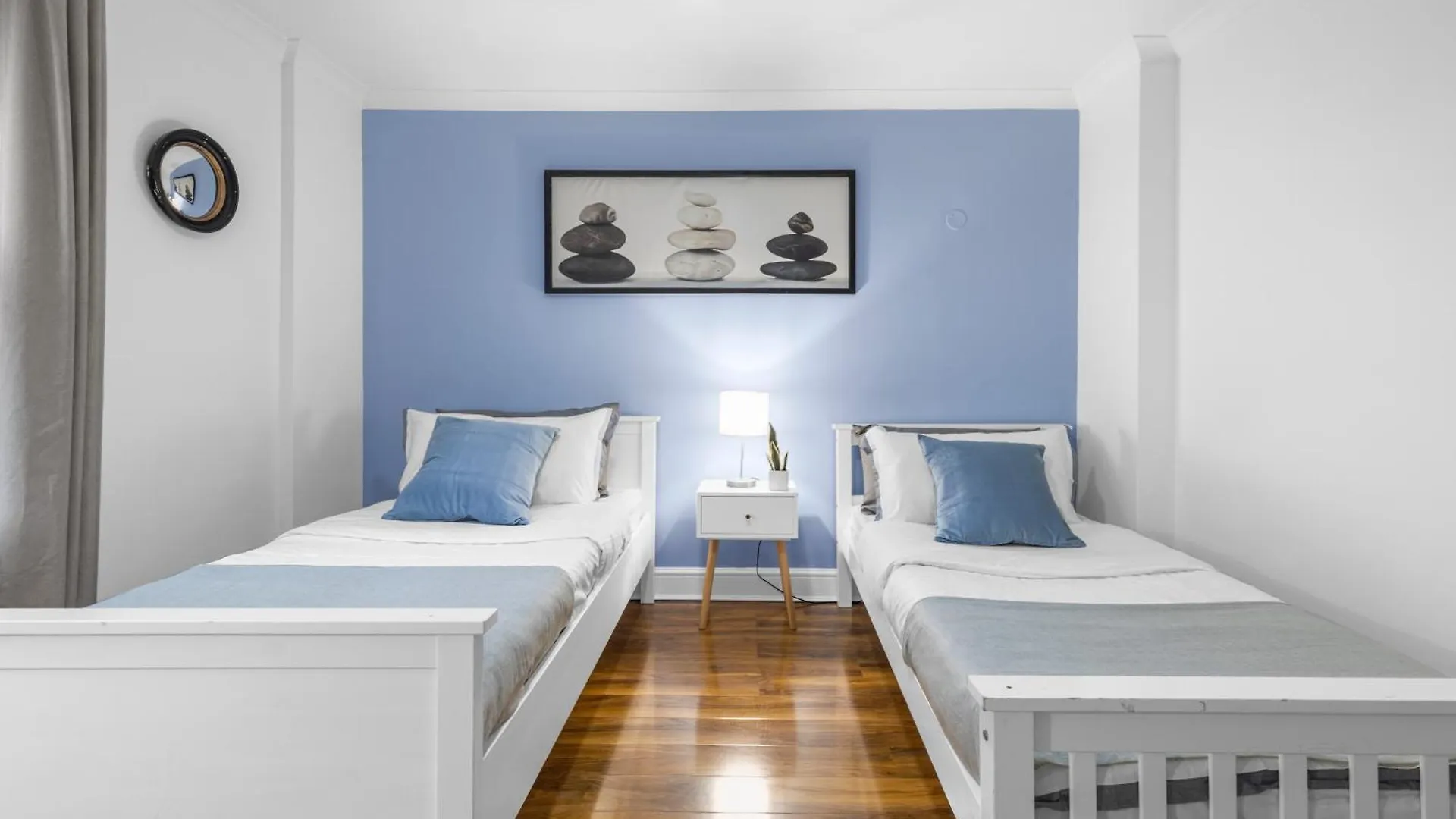Stylish 3-Bed Smart Tv & Lake Views 5Min To Tube London Apartment